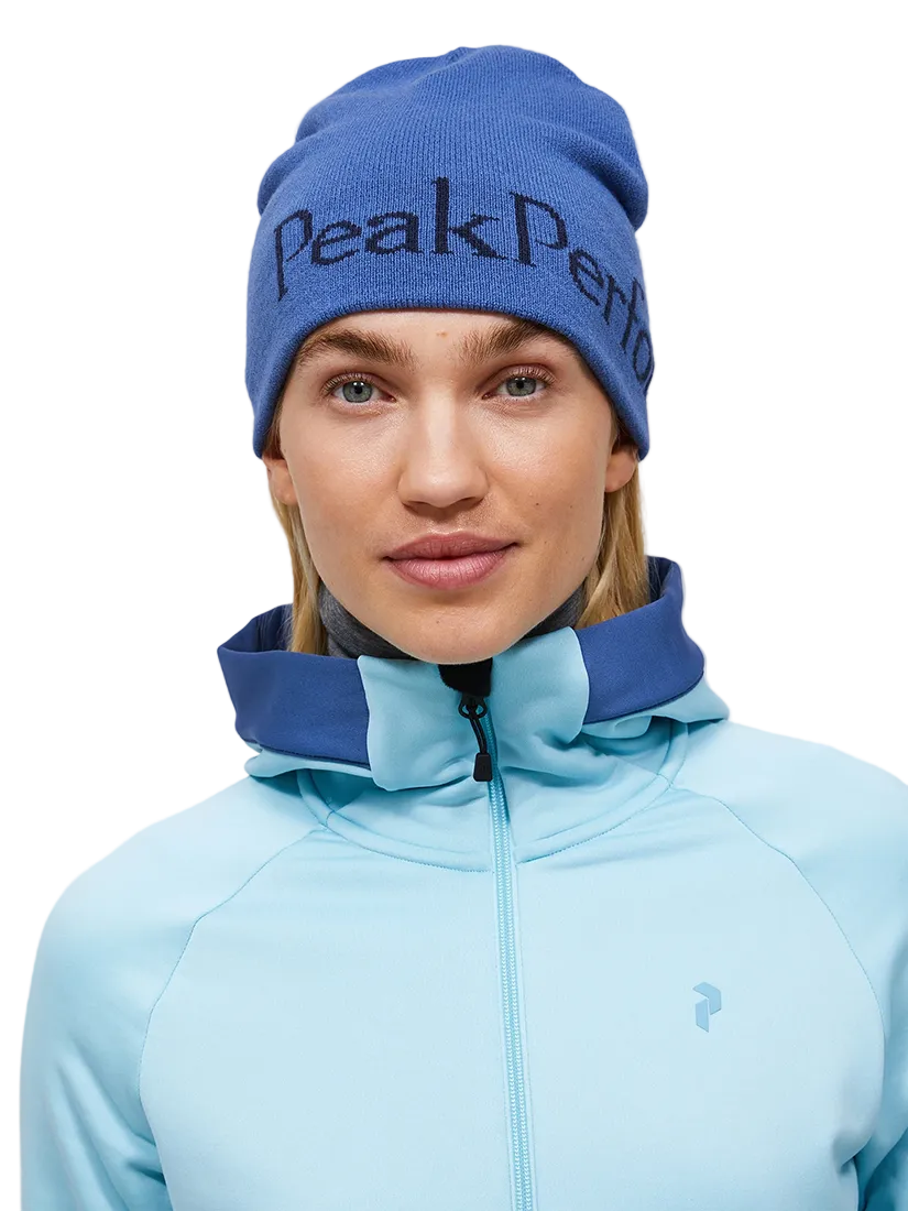 Front view of the Peak Performance Logo Hat featuring a soft double-layer knitted construction, fold-up cuff, stretch fit, and an embroidered front logo.
