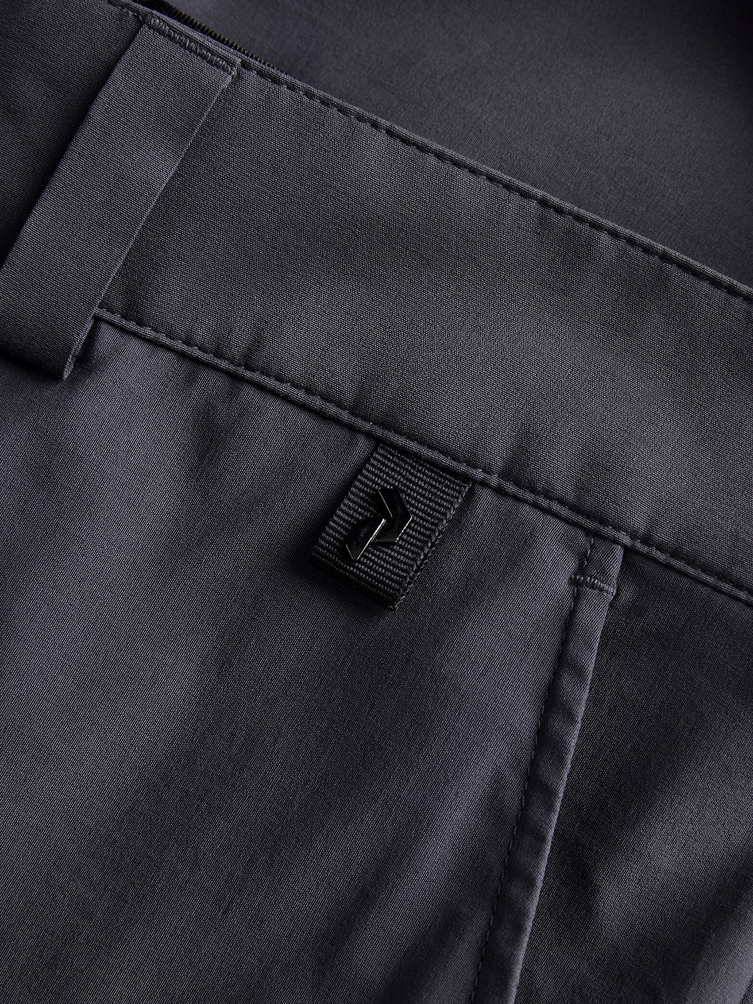 Peak Performance Men's Player Golf Shorts featuring lightweight stretch fabric, breathable comfort, and a modern athletic fit.