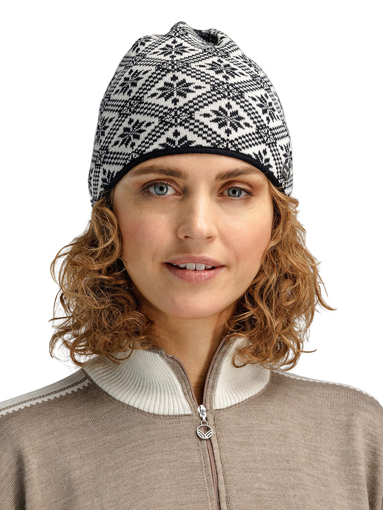 Dale of Norway Christiania Hat in Black Offwhite featuring a classic Norwegian-inspired knit pattern.
