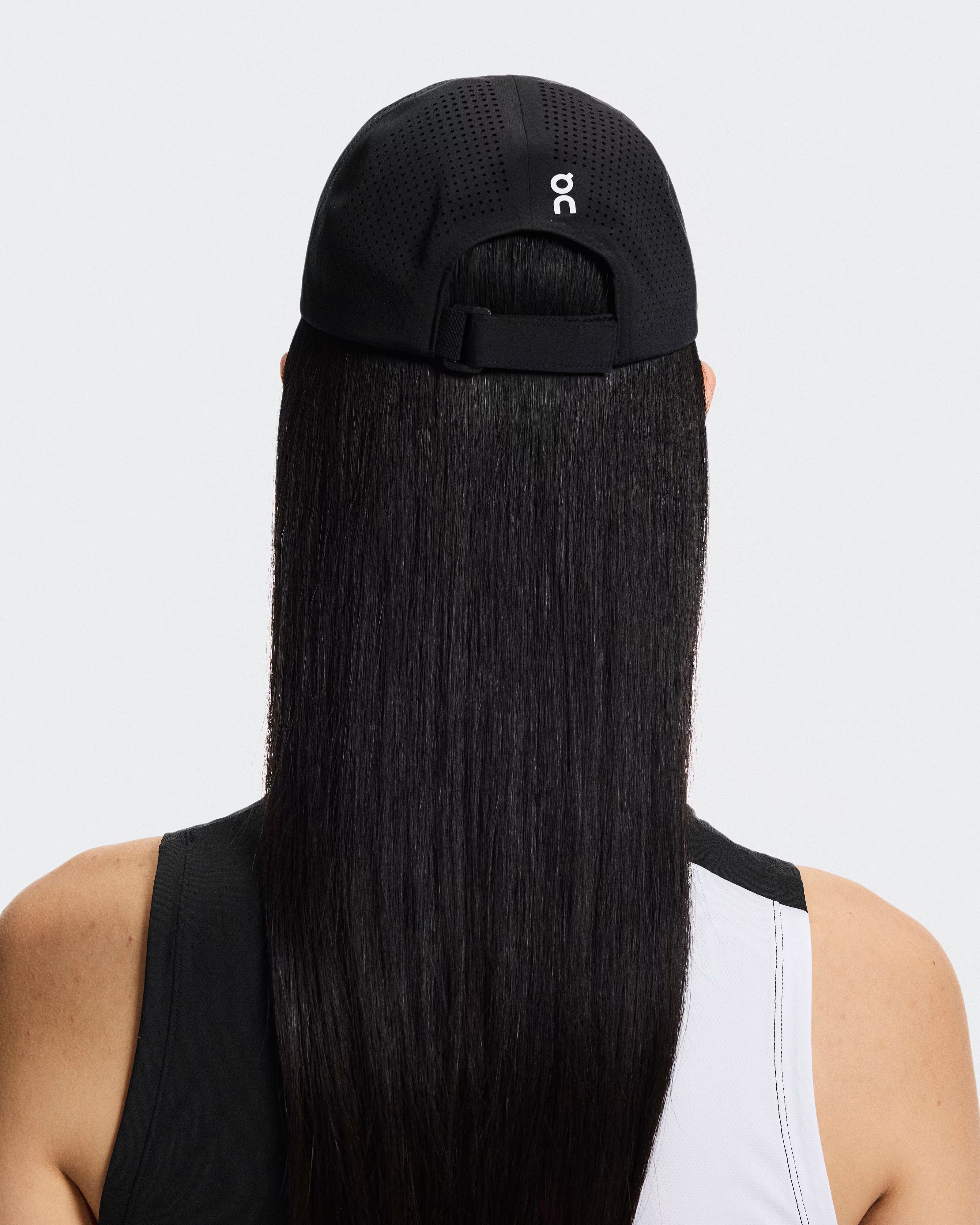 On Court Cap featuring lightweight construction, breathable performance fabric, adjustable fit, and a curved brim for sun protection.