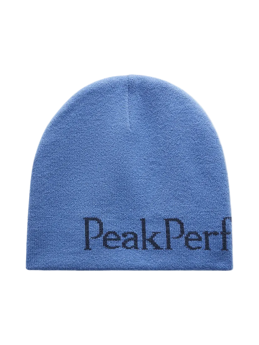 Front view of the Peak Performance Logo Hat featuring a soft double-layer knitted construction, fold-up cuff, stretch fit, and an embroidered front logo.