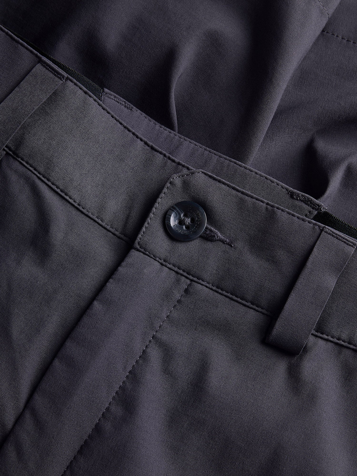 Peak Performance Men's Player Golf Shorts featuring lightweight stretch fabric, breathable comfort, and a modern athletic fit.