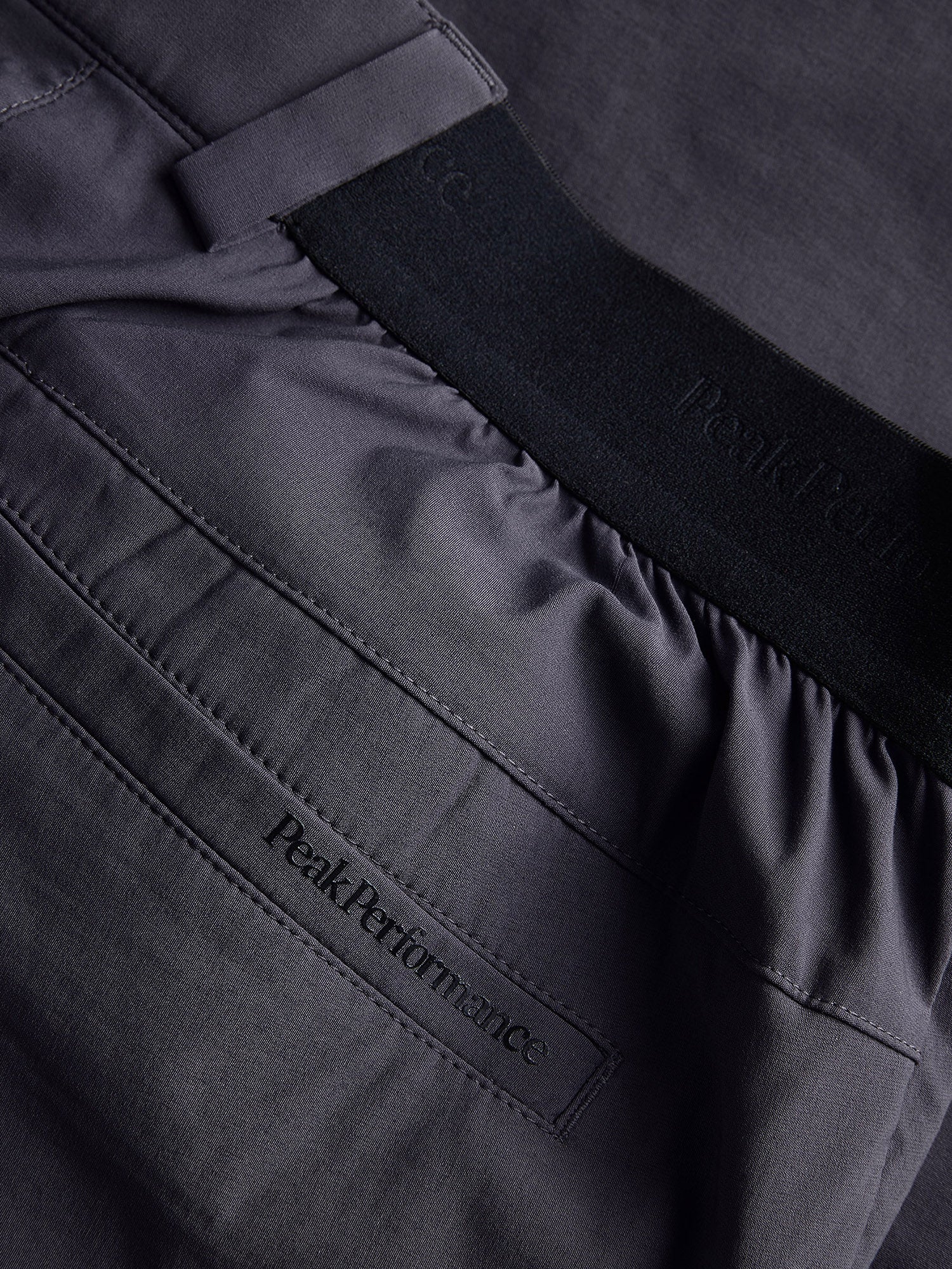 Peak Performance Men's Player Golf Shorts featuring lightweight stretch fabric, breathable comfort, and a modern athletic fit.