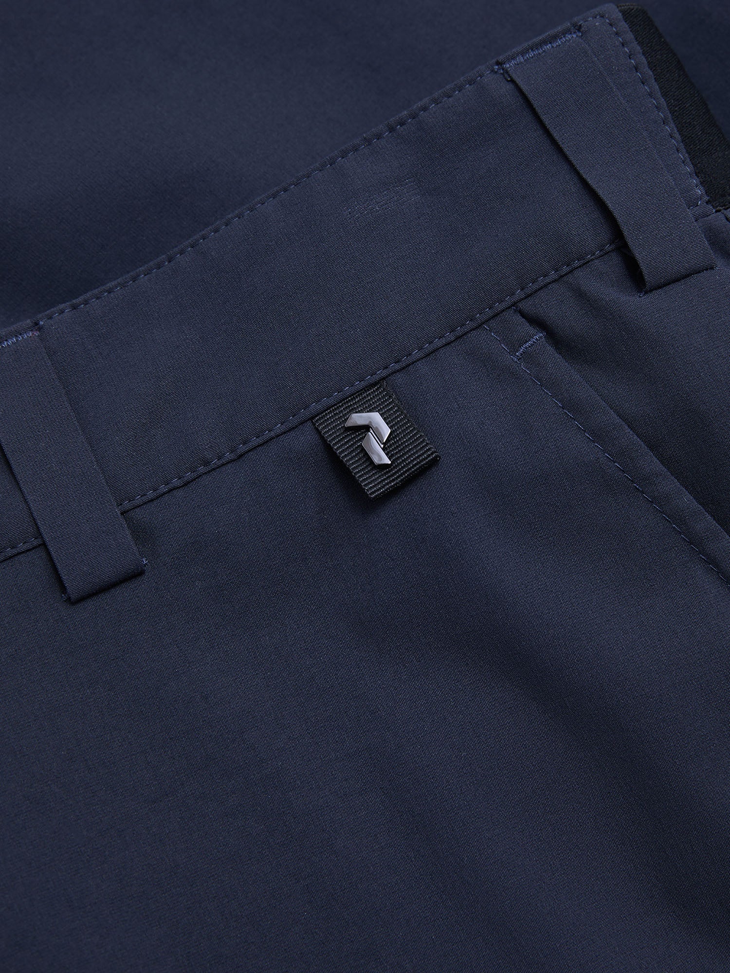 Peak Performance Men's Player Golf Shorts featuring lightweight stretch fabric, breathable comfort, and a modern athletic fit.